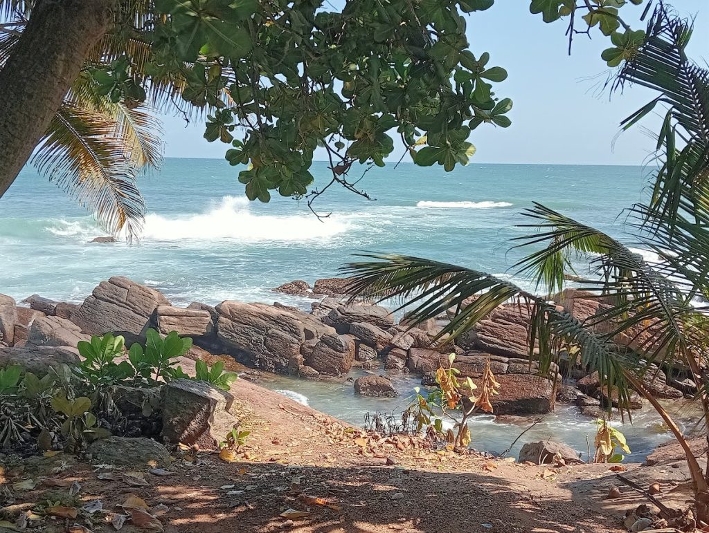A quiet safe swimming spot used principally by locals near the Hummanaya blowhole